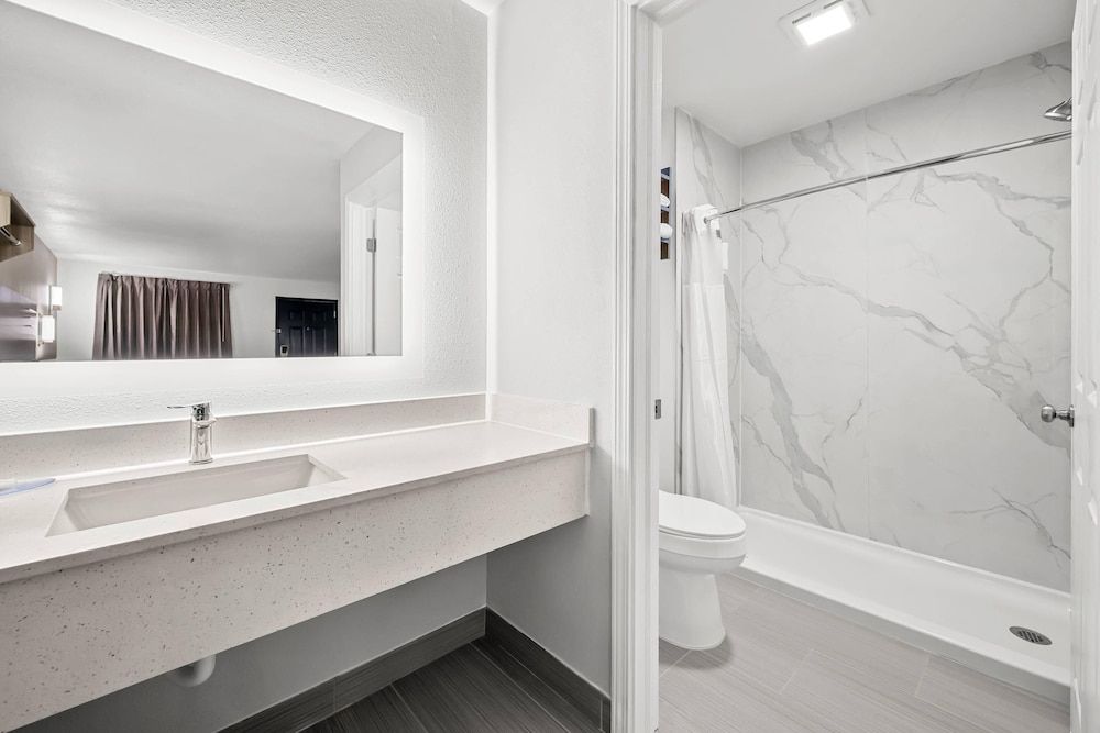 Econo Lodge Biloxi Beach Standard Room, 1 King Bed, Non Smoking 4