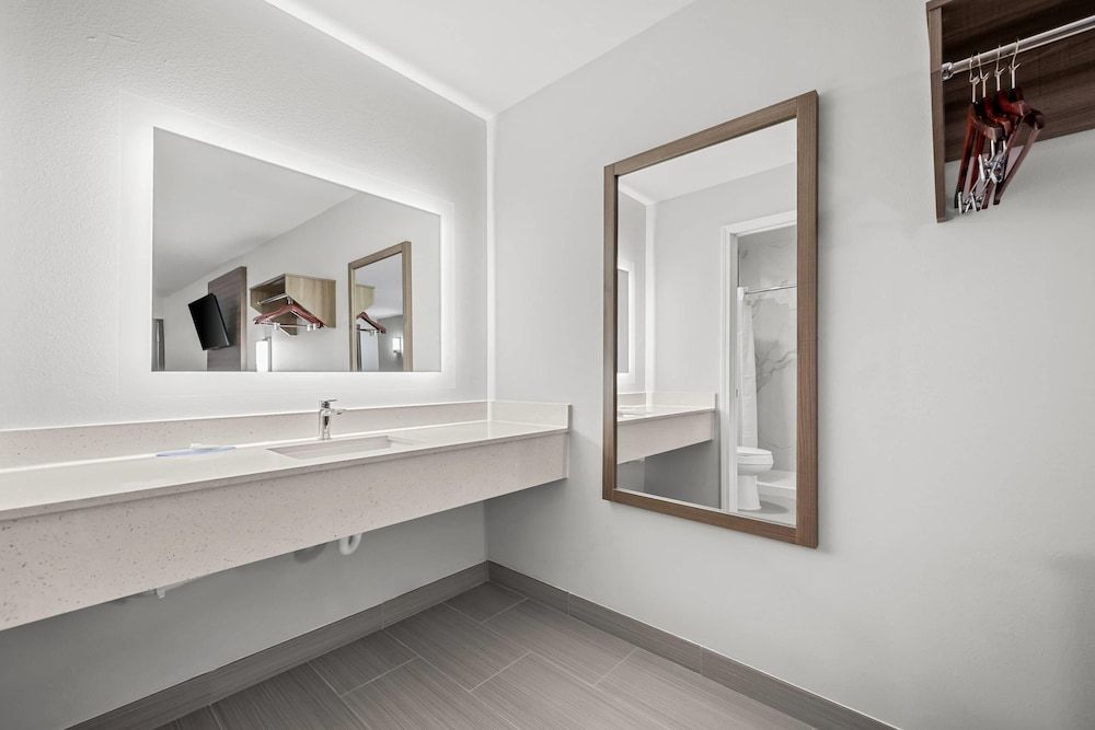 Econo Lodge Biloxi Beach Standard Room, 2 Queen Beds, Non Smoking 5