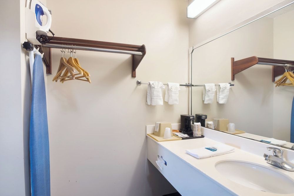 Deerfield Inn By Capital O Blytheville AR I55 Deluxe Room, 1 King Bed, Smoking 6