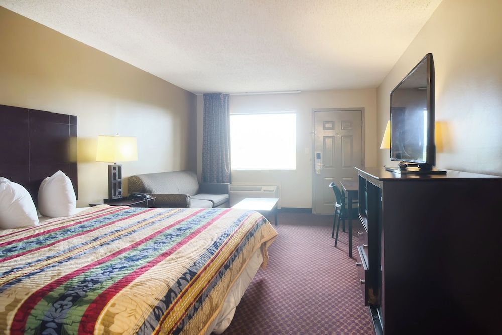 Deerfield Inn By Capital O Blytheville AR I55 Deluxe Room, 1 King Bed, Smoking 2