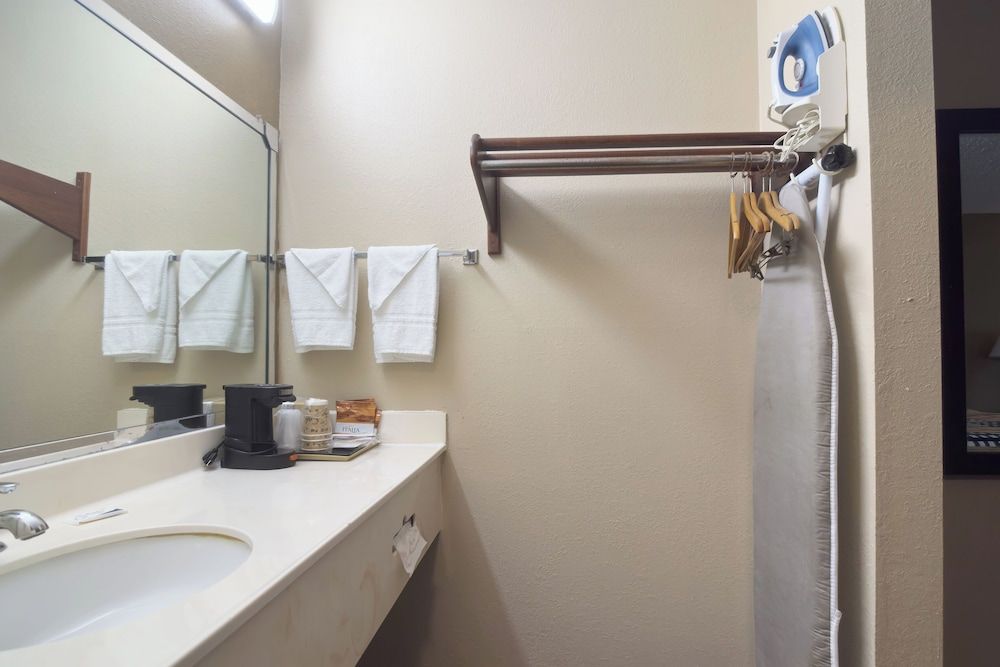 Deerfield Inn By Capital O Blytheville AR I55 Room, 1 King Bed, Non Smoking 5