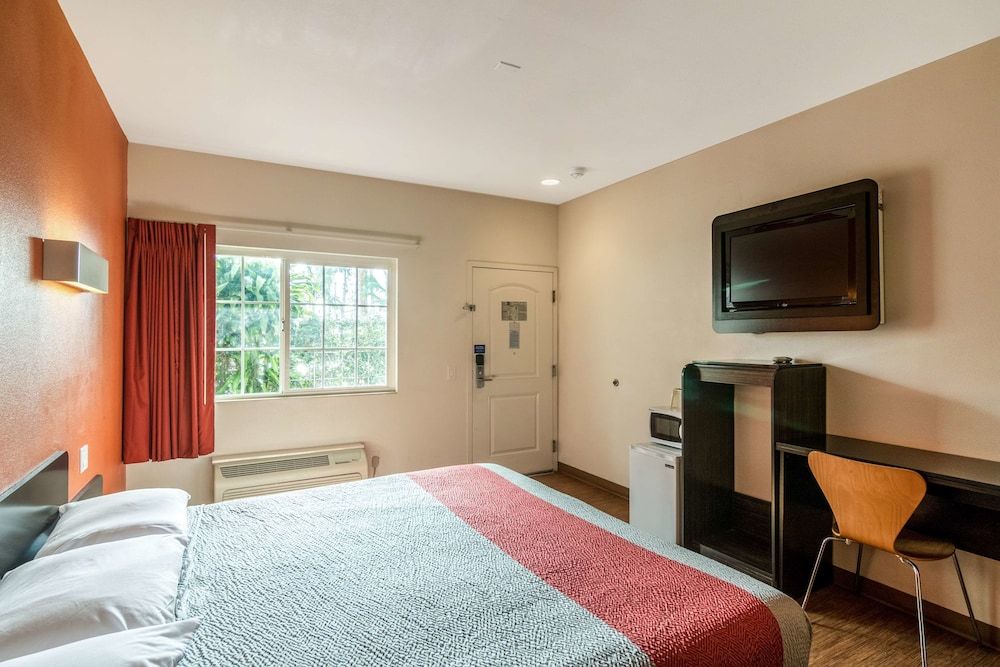 Motel 6 Bell Gardens, CA - Los Angeles Standard Room, 1 King Bed, Non Smoking 2