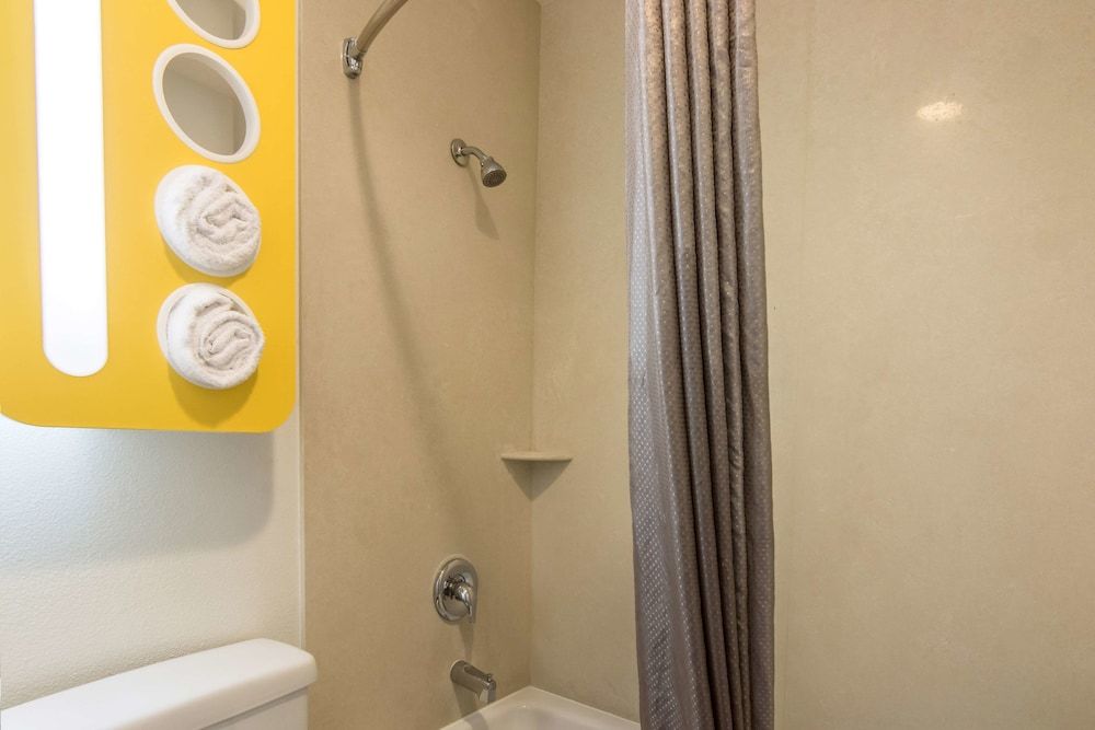 Motel 6 Bell Gardens, CA - Los Angeles Standard Room, 1 King Bed, Non Smoking 5