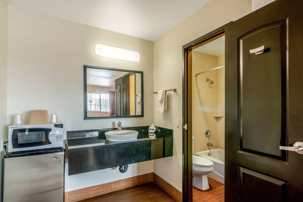 Motel 6 Bell Gardens, CA - Los Angeles Deluxe Room, 1 King Bed, Non Smoking, Refrigerator & Microwave 4