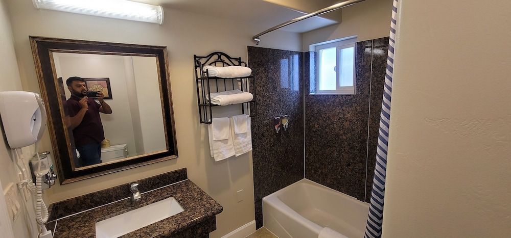 Pismo Beachwalker Inn & Suites Exclusive Room, 2 Queen Beds 9