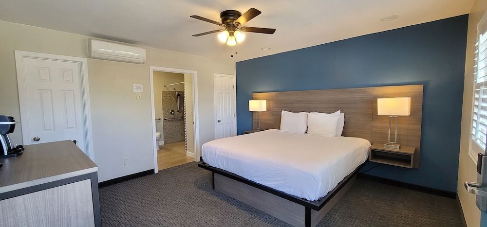 Pismo Beachwalker Inn & Suites Deluxe Room, 1 King Bed, Accessible 4