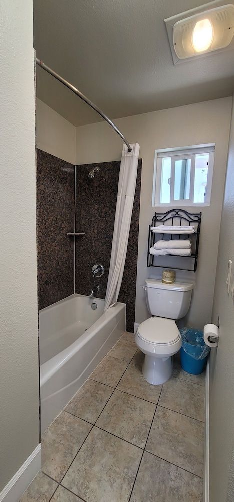 Pismo Beachwalker Inn & Suites Standard Double Room 10