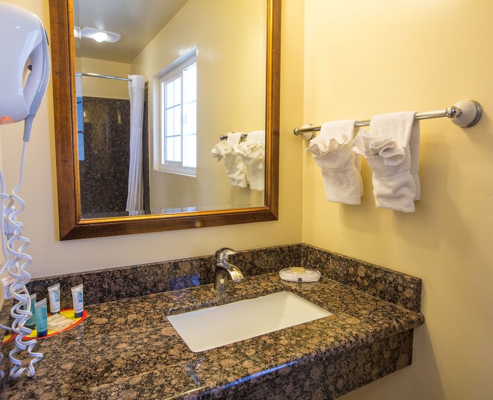 Pismo Beachwalker Inn & Suites Deluxe Room, 1 King Bed, Accessible 6