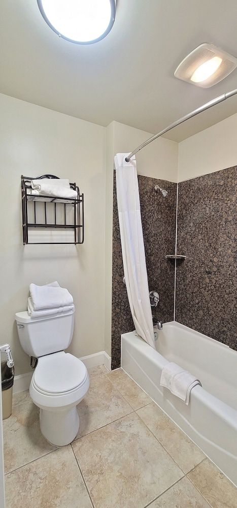 Pismo Beachwalker Inn & Suites Exclusive Room, 2 Queen Beds 10