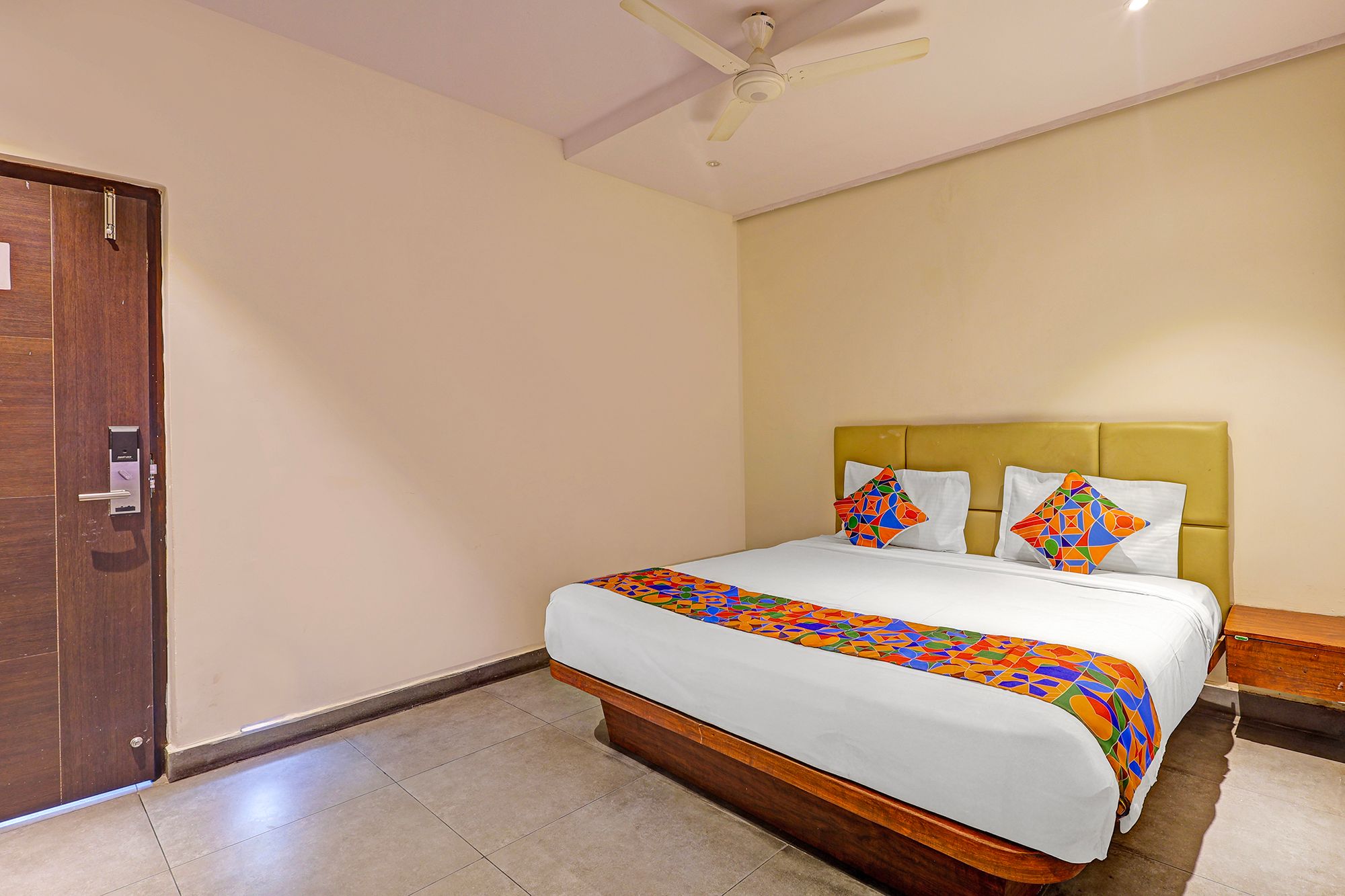 FabHotel Siddarth Grand Deluxe Room 4