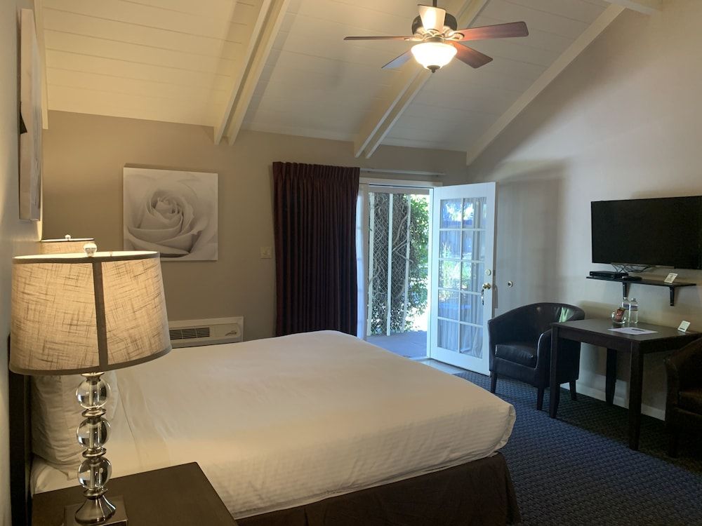 Golden Haven Hot Springs Superior Room, 1 King Bed