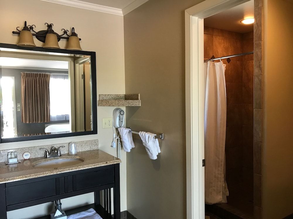 Golden Haven Hot Springs Standard Room, 1 King Bed 4