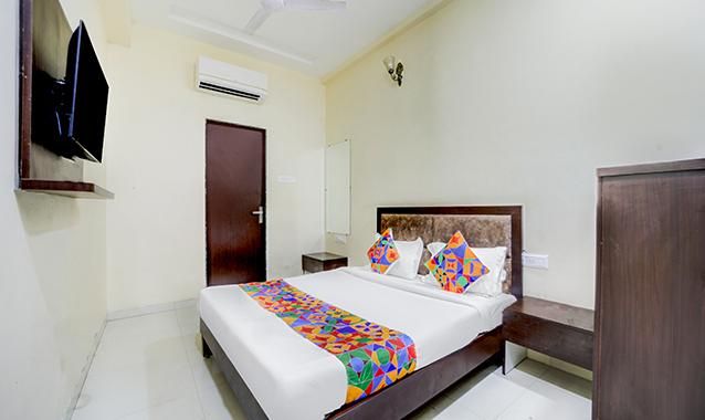 FabHotel The Shloka Deluxe Room 4