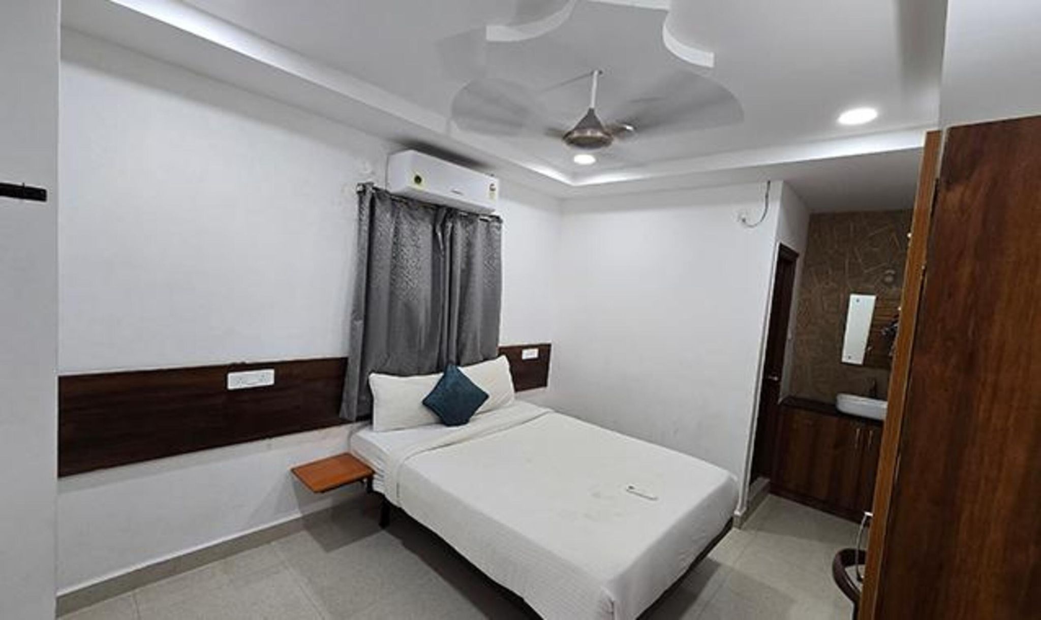 FabHotel Sri Jahnavi Deluxe Room 4