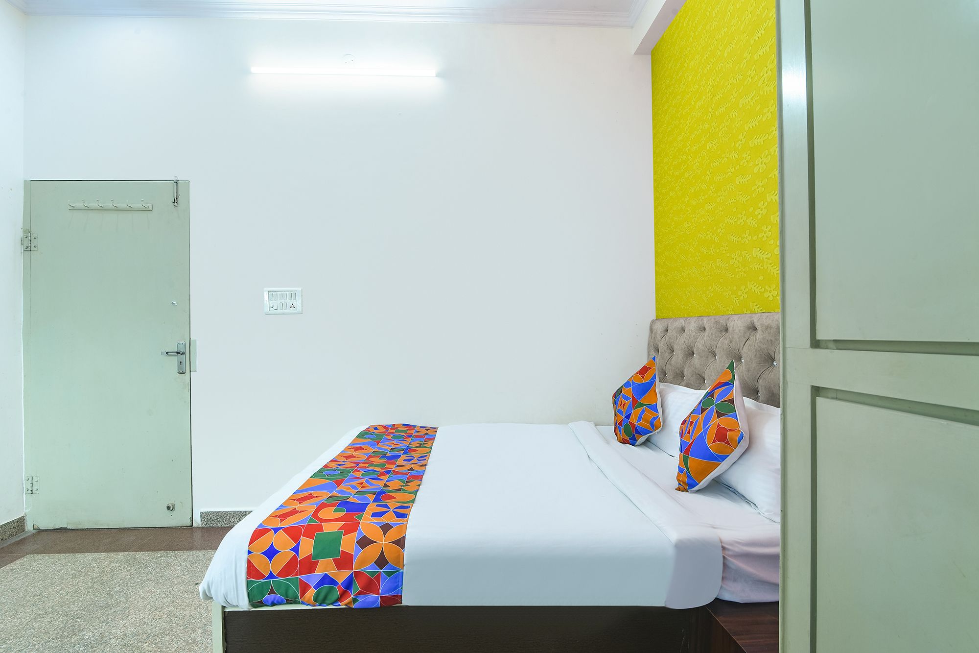 FabHotel Reyansh Deluxe Room 2