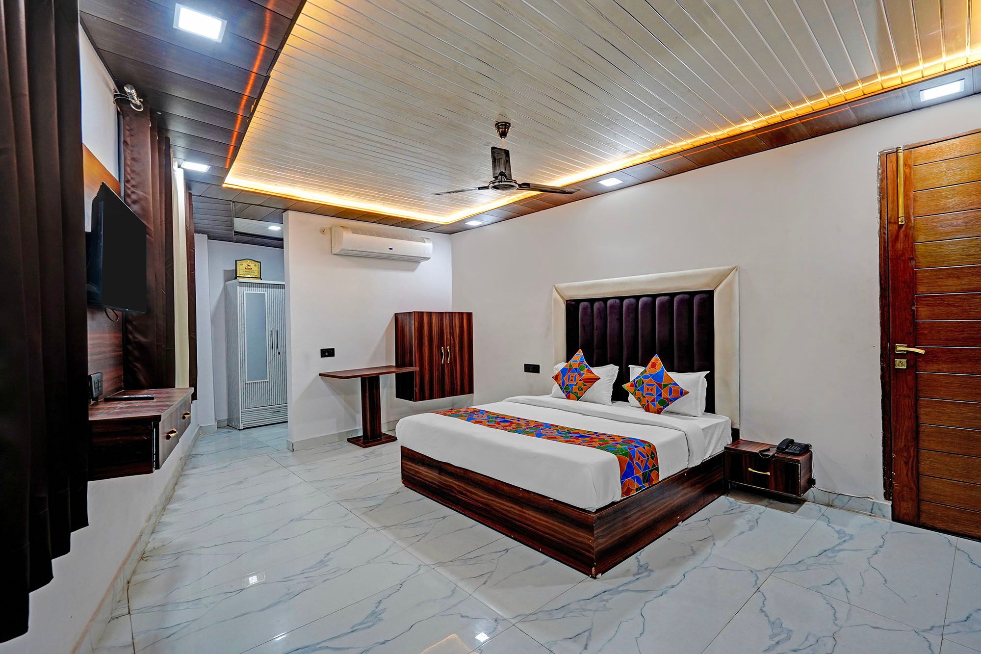 FabHotel Tuesday Suits 121 Deluxe Room 2