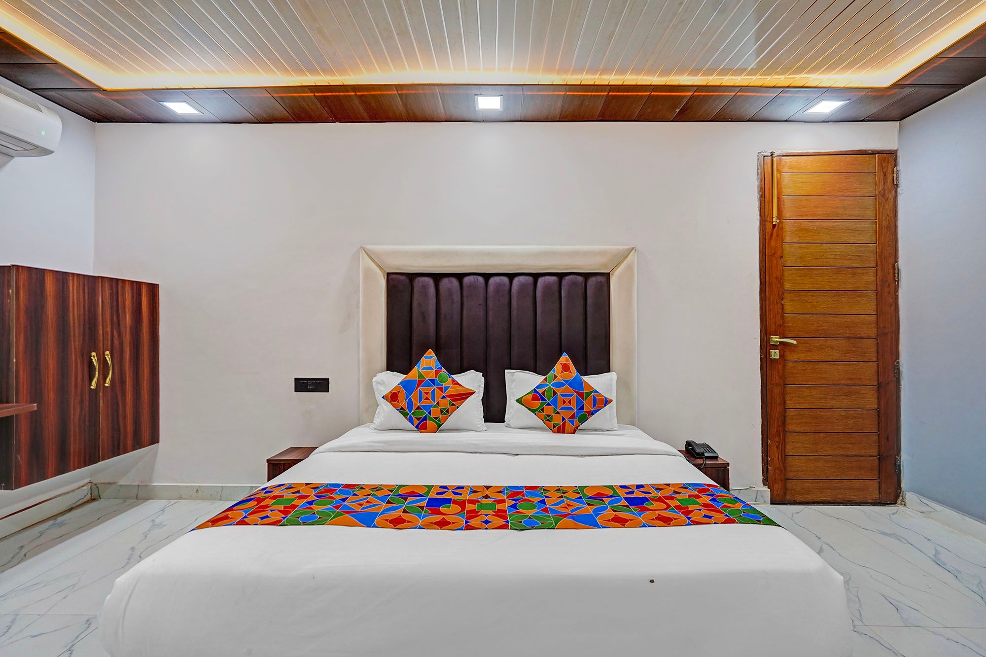 FabHotel Tuesday Suits 121 Deluxe Room 3