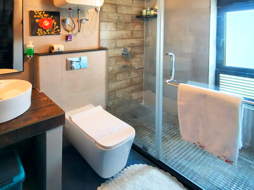 QUEEN ROOM WITH BALCONY