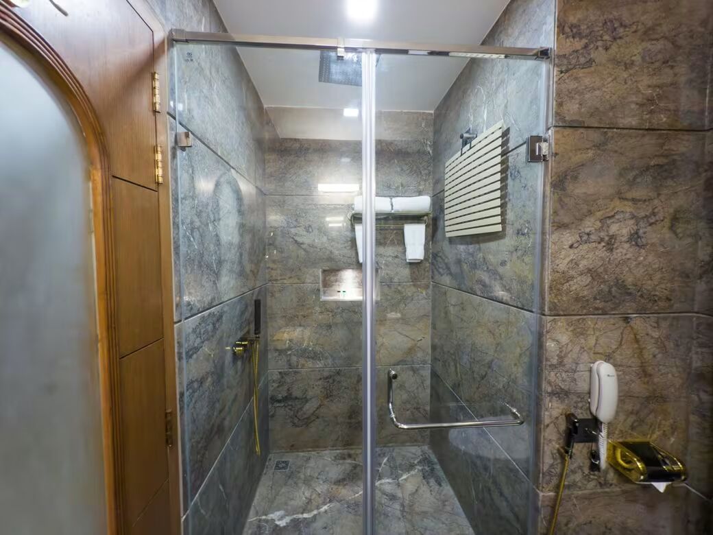 Blueworld Castles, Kanpur Classic Room with King or Twin Bed 2