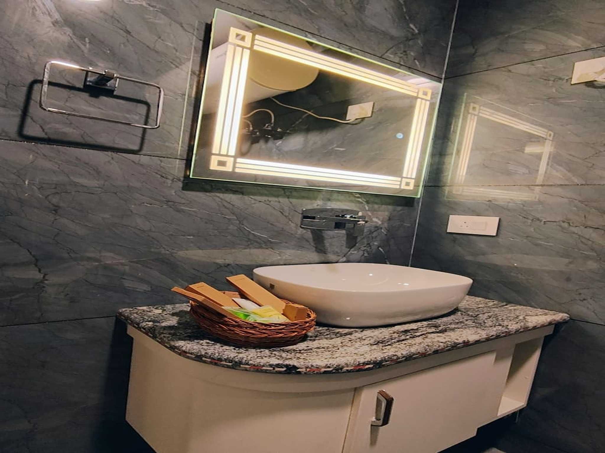 Palette Hotel Cecil by CheckIn Srinagar Deluxe room with Garden view 7