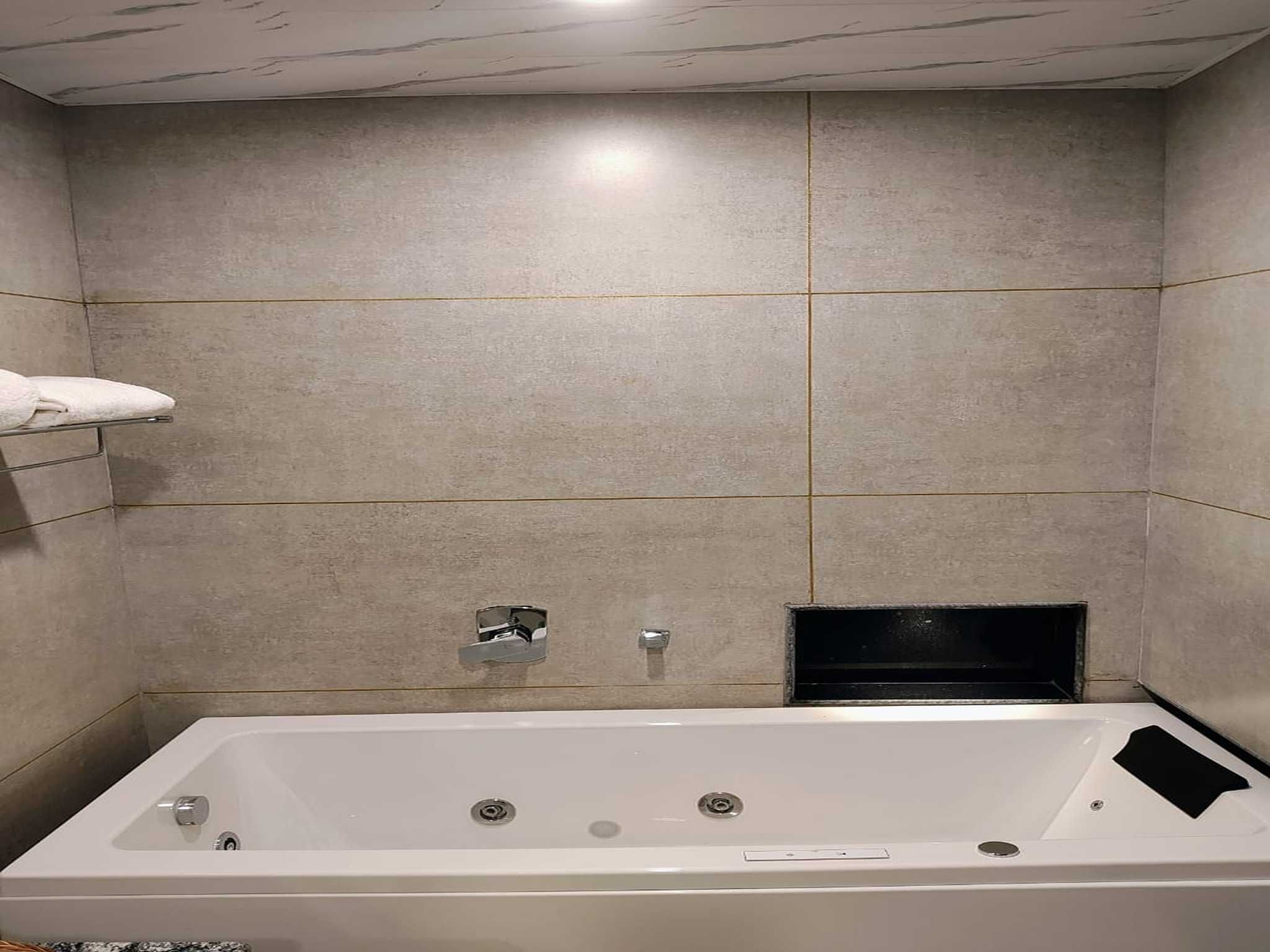 Palette Hotel Cecil by CheckIn Srinagar Deluxe room with Garden view 3