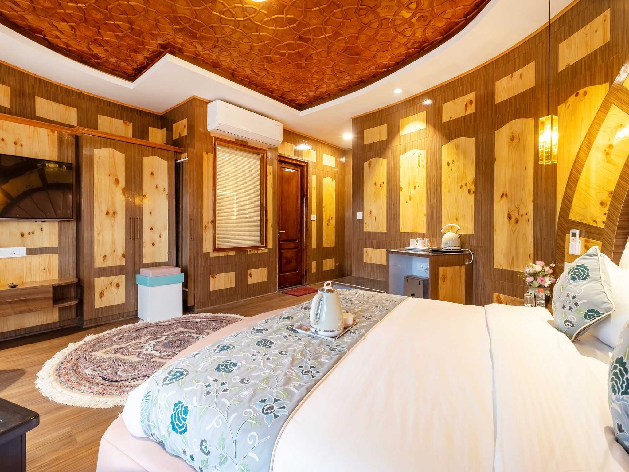Luxury Room with Jacuzzi Bathtub