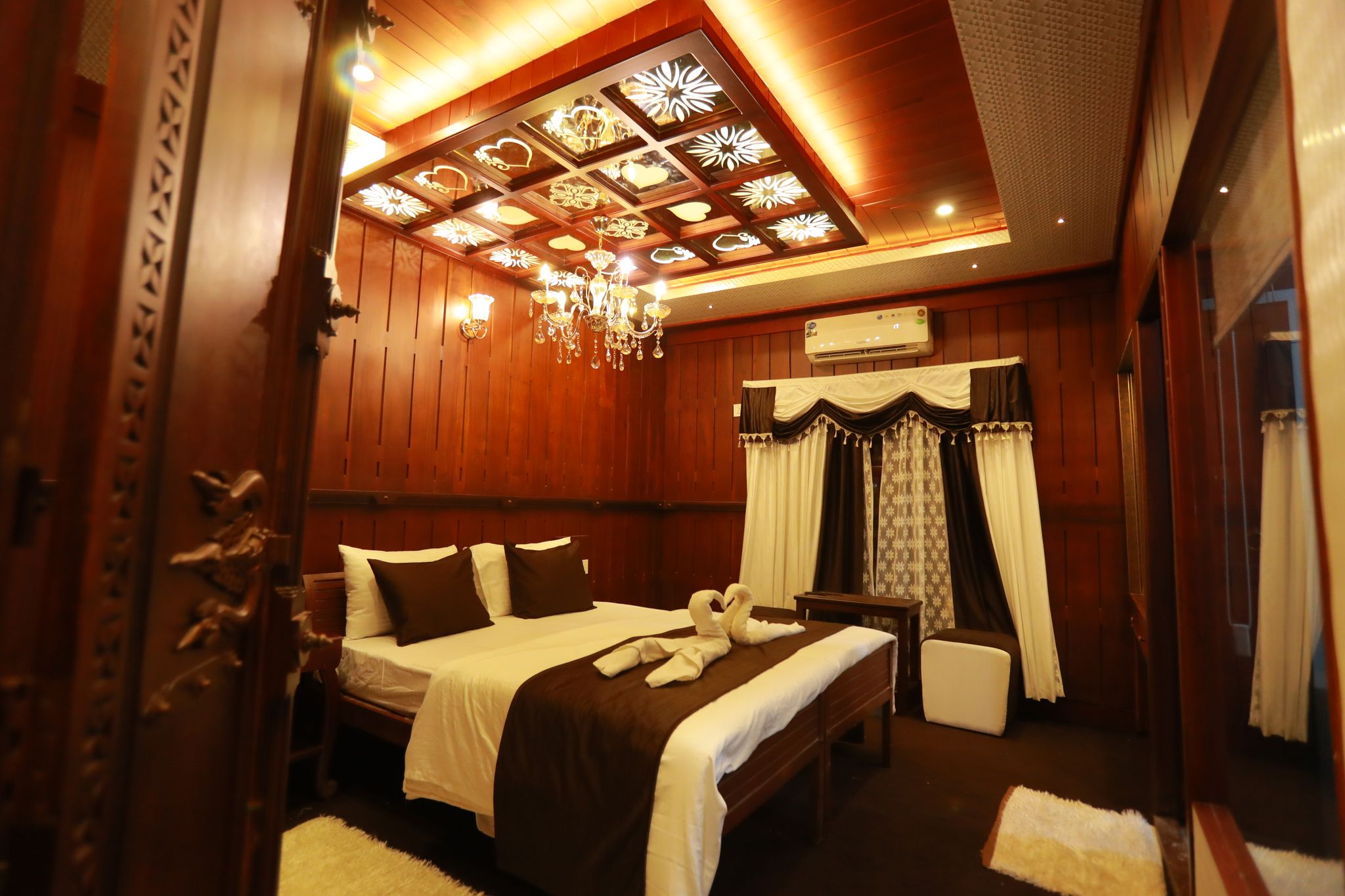 Deluxe Room with Lake View - A Private Room in Sharing Houseboat (AC time 09 PM to 06 AM)