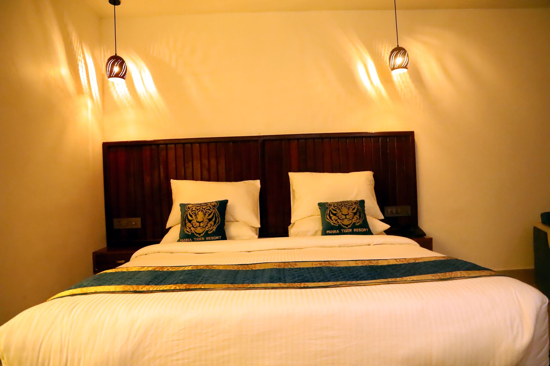Panna Tiger Resort - Riverside Property Suite Room 4