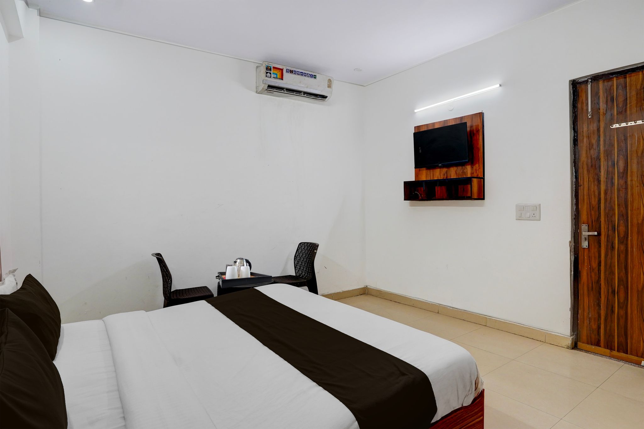 Collection O Noida Sector 52 Metro Station Formerly Hotel Metro View Classic 11