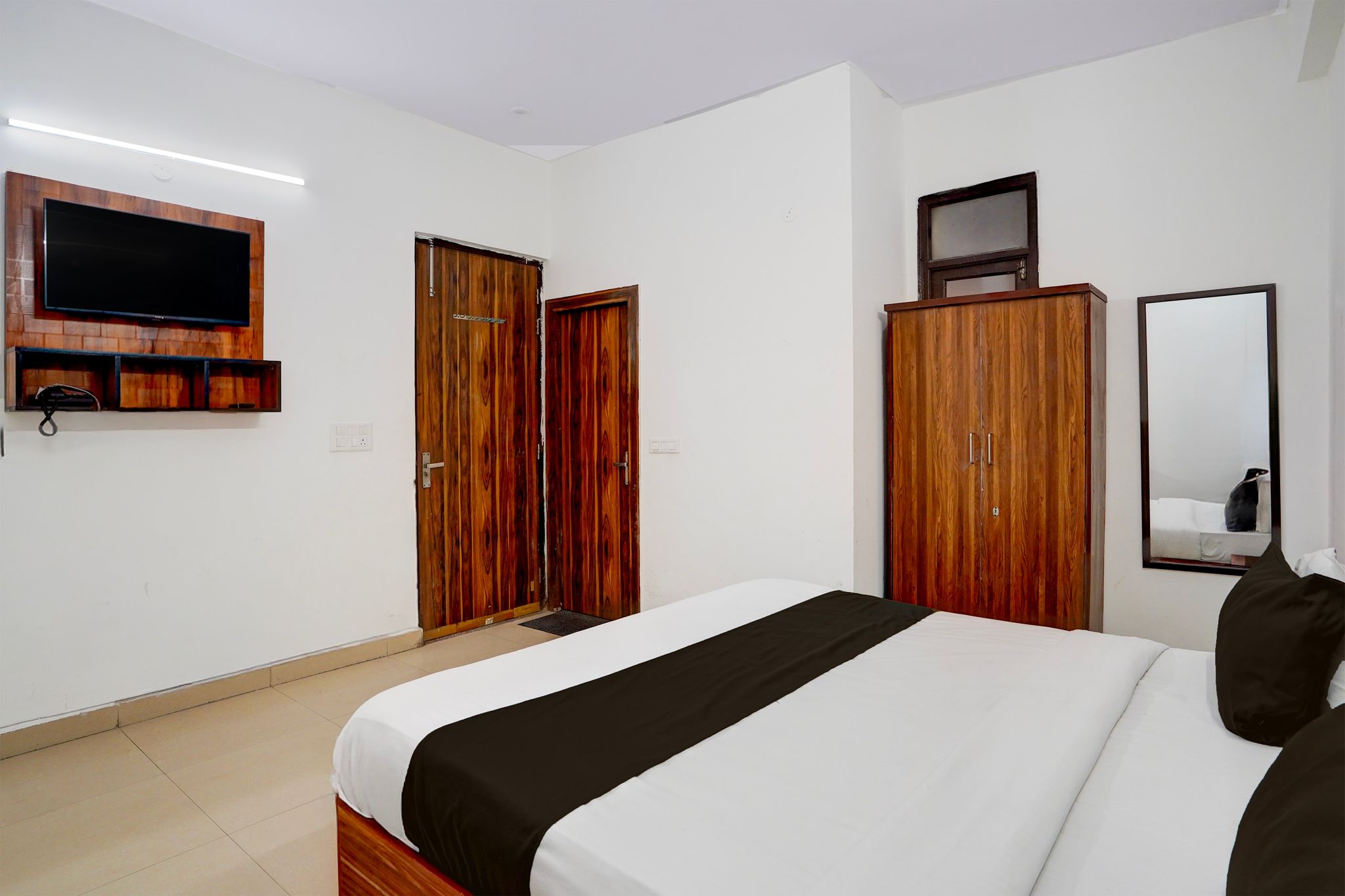 Collection O Noida Sector 52 Metro Station Formerly Hotel Metro View Classic 4