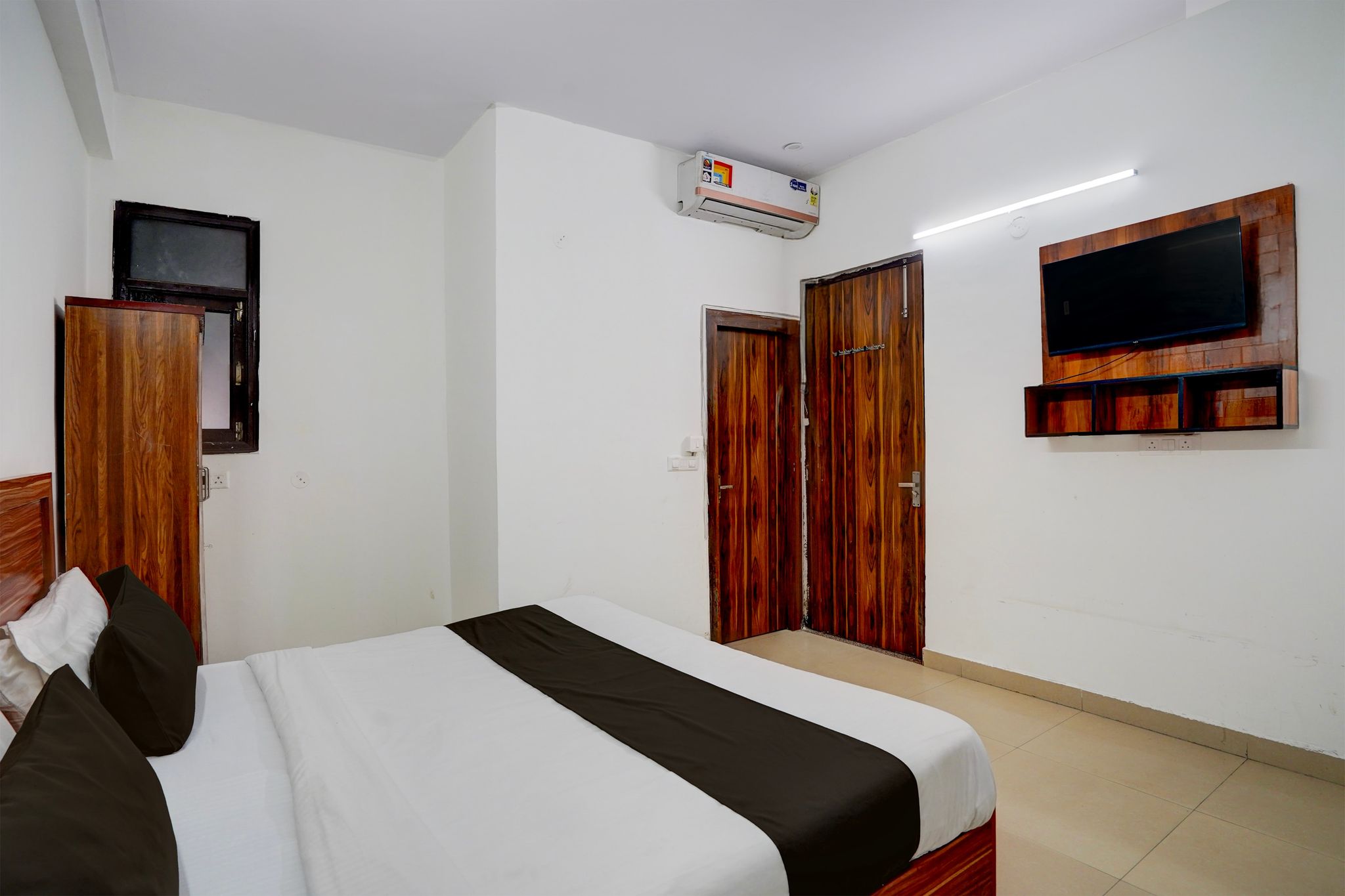 Collection O Noida Sector 52 Metro Station Formerly Hotel Metro View Classic 10