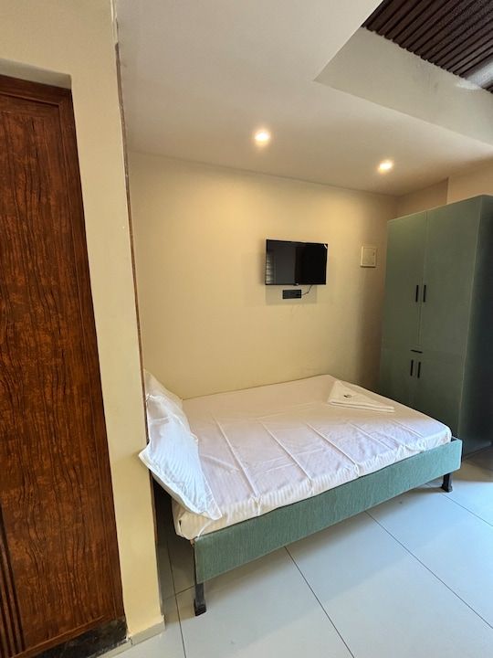 London courtyard Deluxe room with extra living area 2