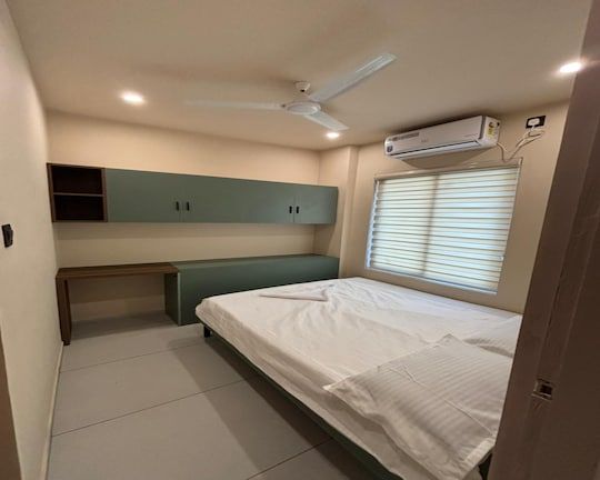 London courtyard Deluxe room with extra living area 3