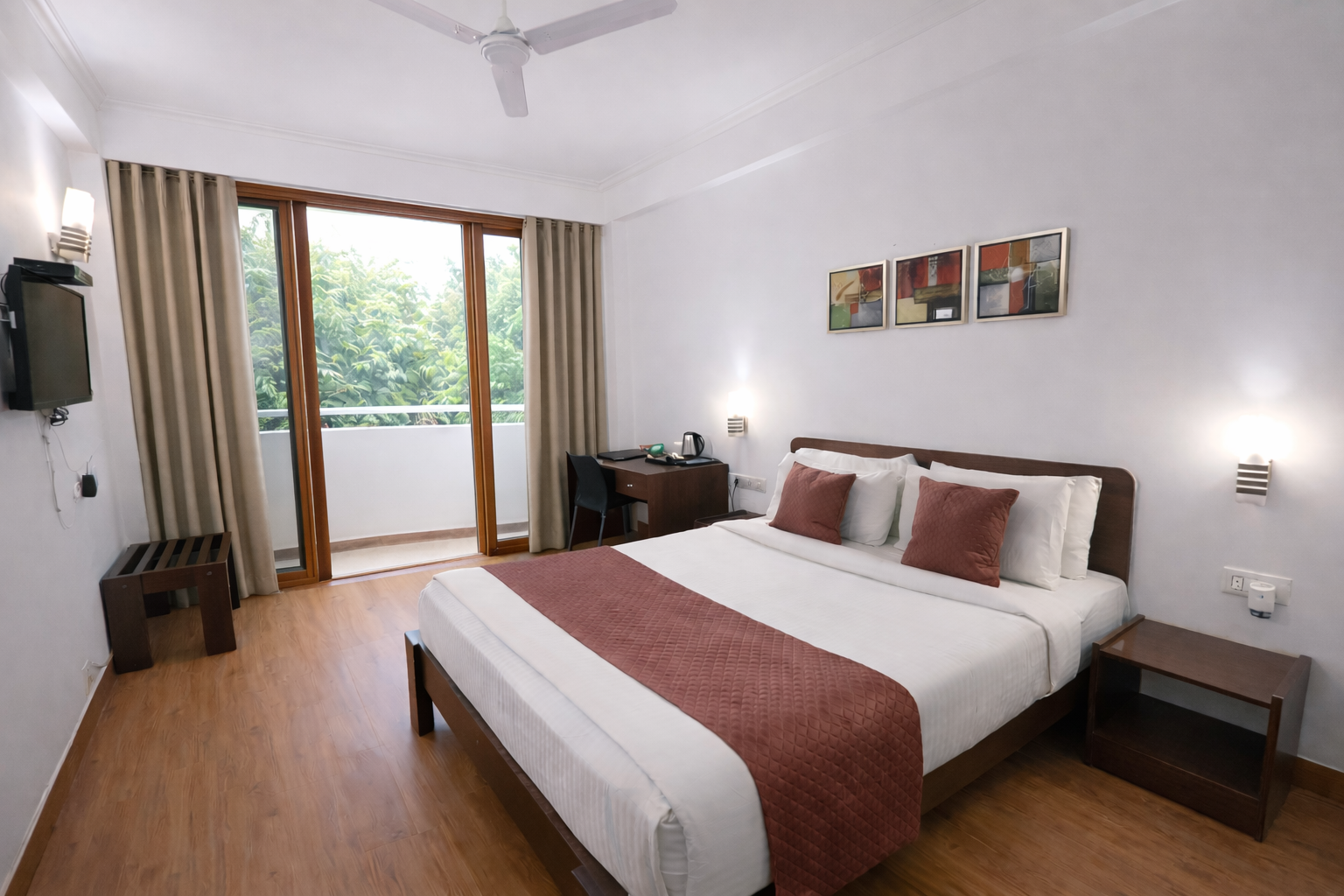 EMBLEM @ Arjun Marg Golf Course Road Gurgaon Executive room with Private Balcony 2