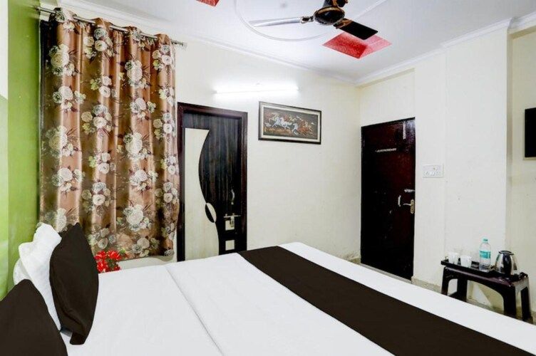 Hotel Pluto Deluxe Room 4