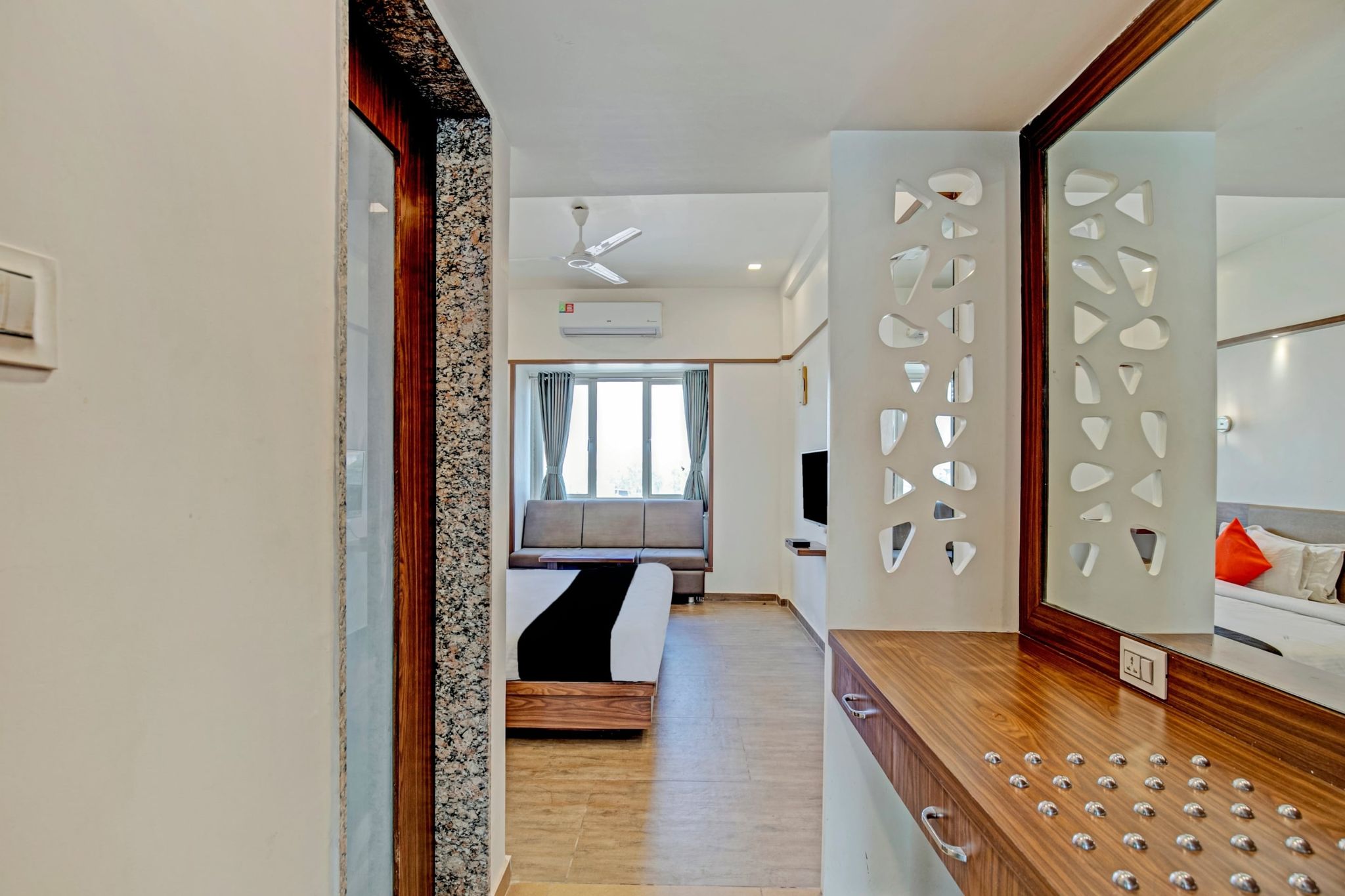 Hotel O The Grand Imperial Restaurant & Hotel Dhuva Railway station Classic 8