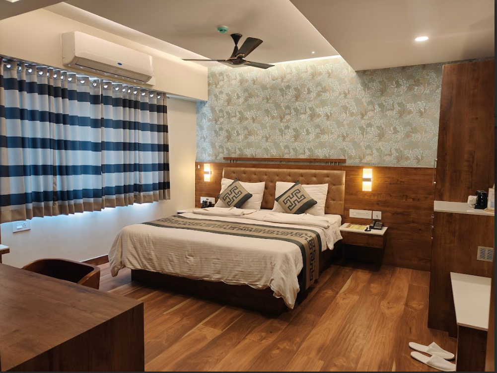 Hotel G R T Square Suite Room