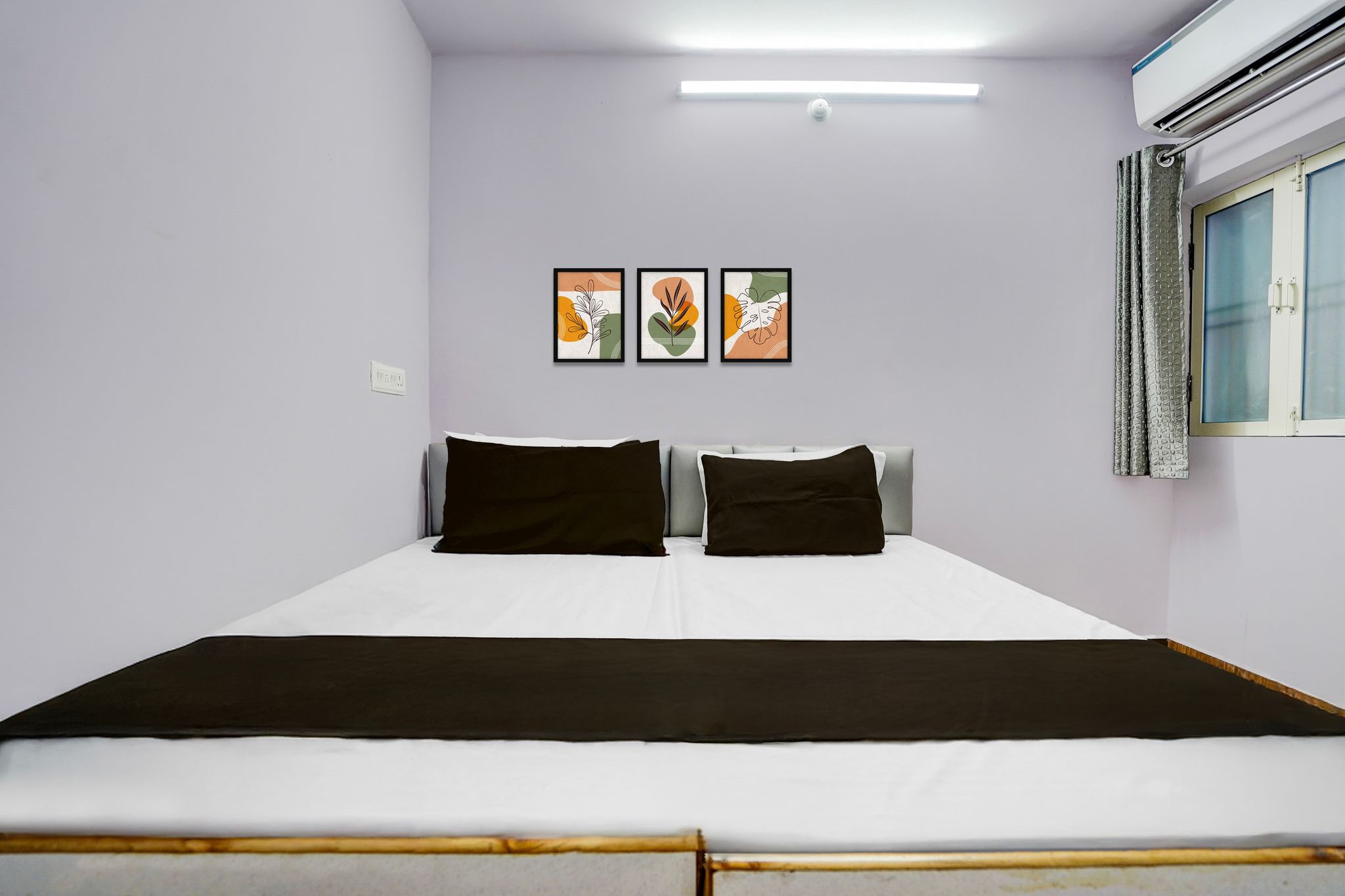 SPOT ON Stay In Banarasiya Classic 8