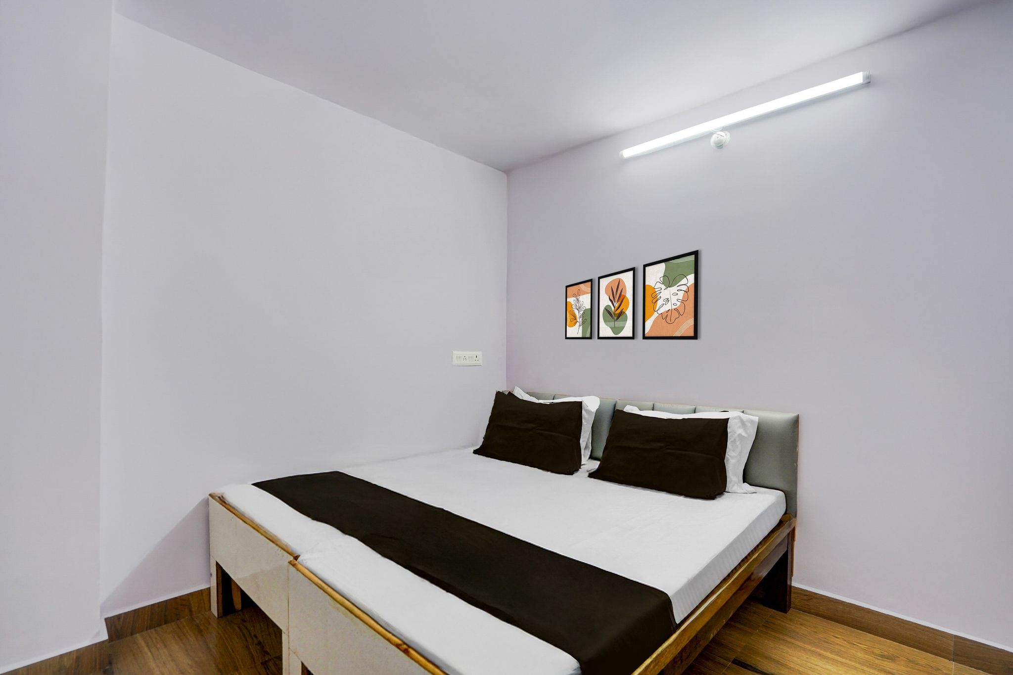 SPOT ON Stay In Banarasiya Classic 16