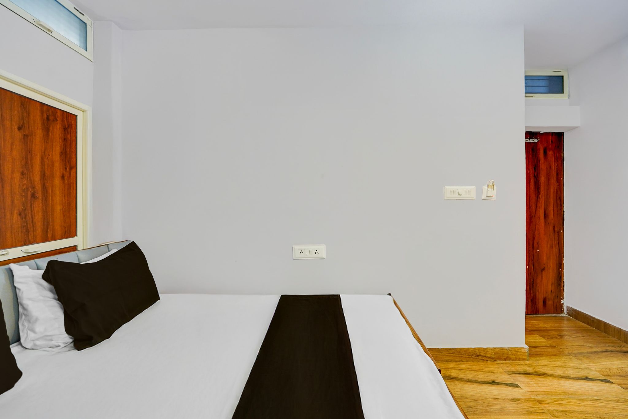 SPOT ON Stay In Banarasiya Classic 9