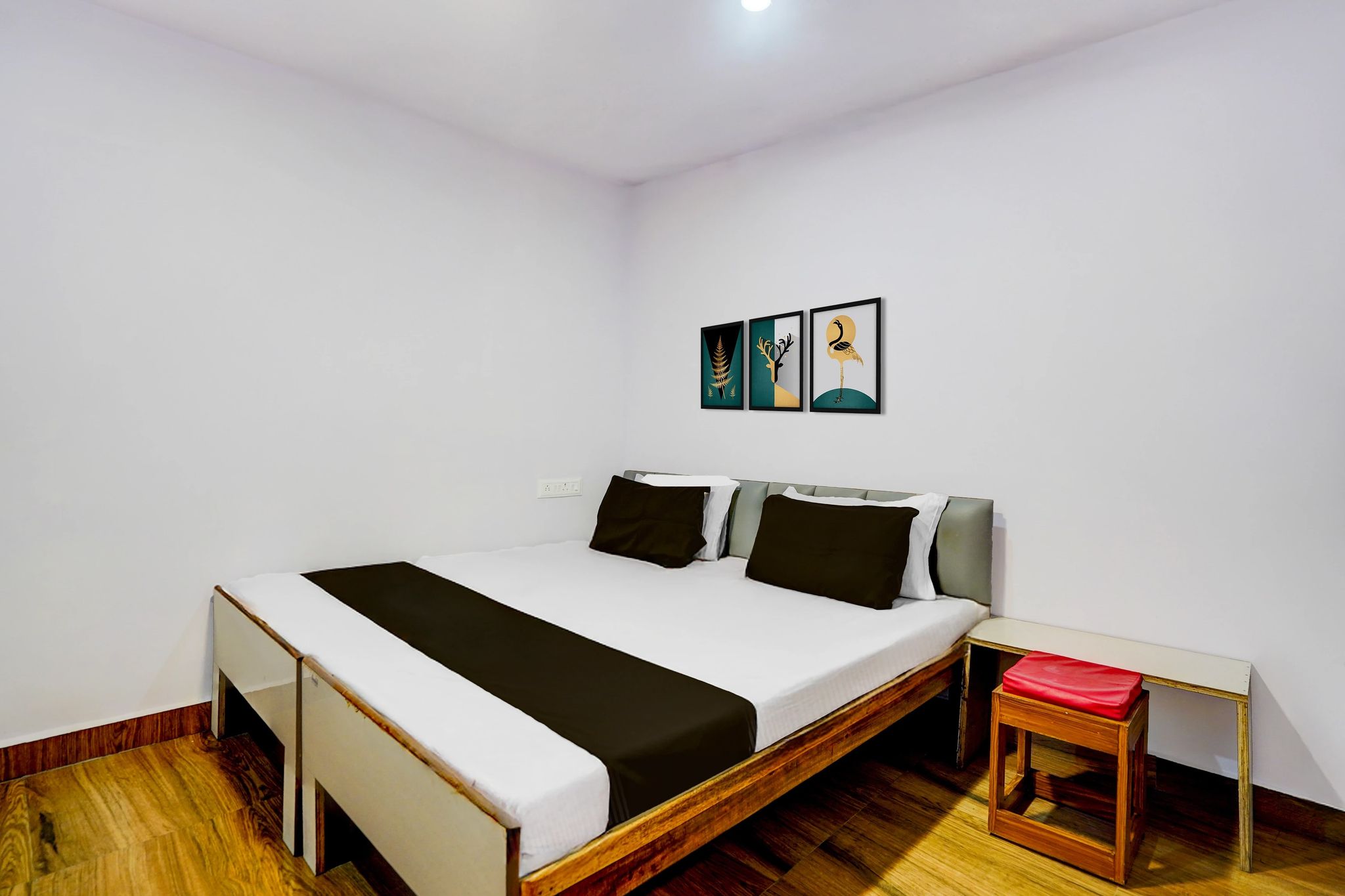 SPOT ON Stay In Banarasiya Classic 13