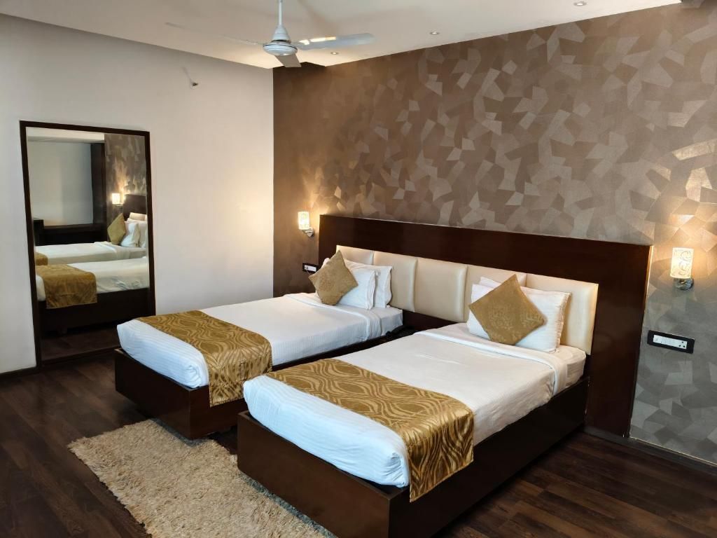 Hotel Hemaadri Grand Executive Room 4