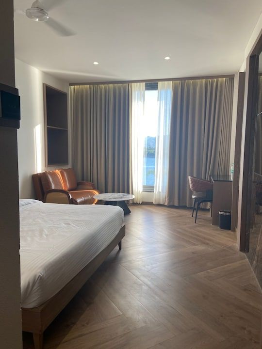 Superior Room - River Hill Statue View