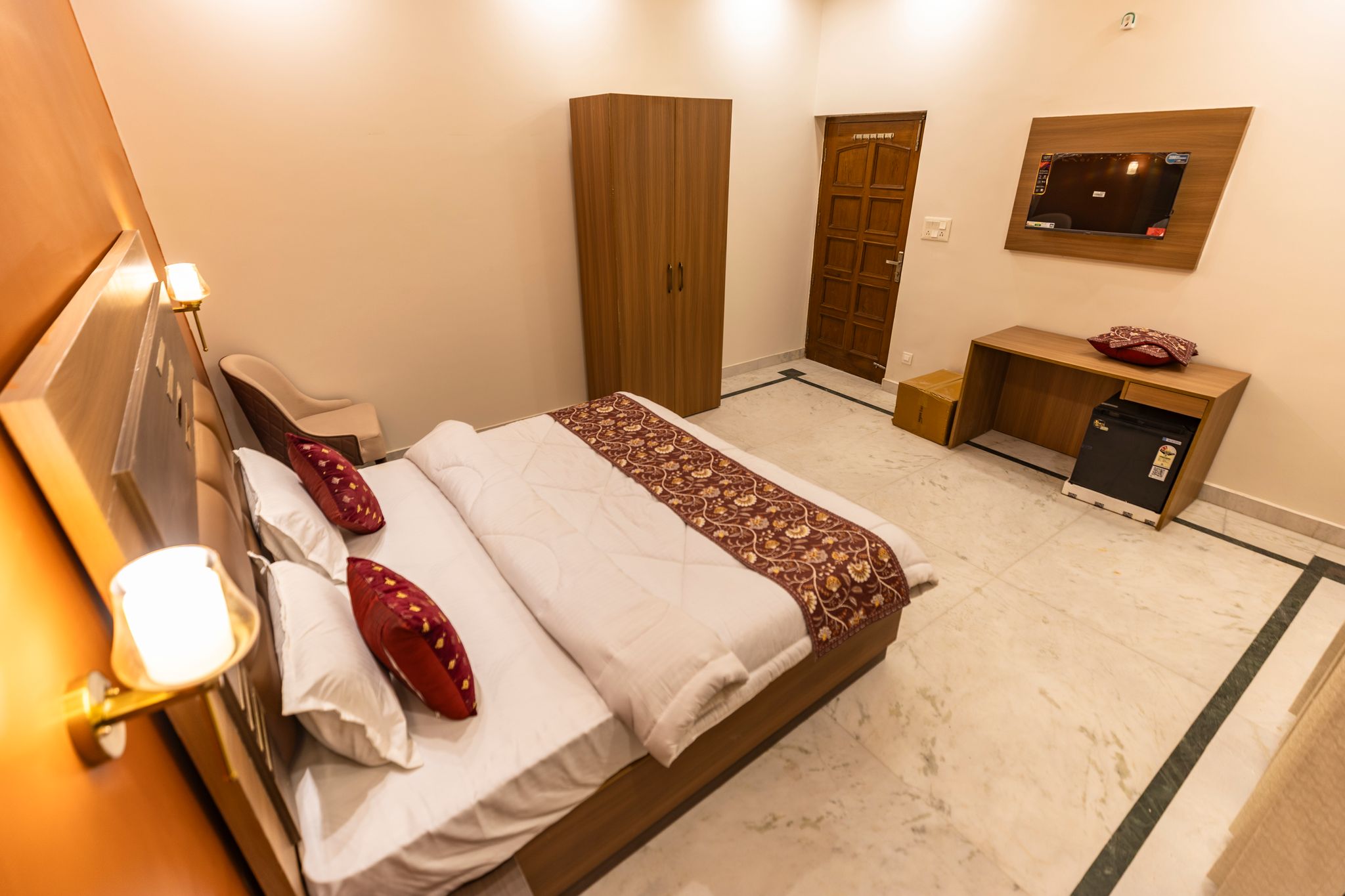 Tamarind Leaf Residency Noida Sector 50 Metro & Spectrum Mall Deluxe Room 4