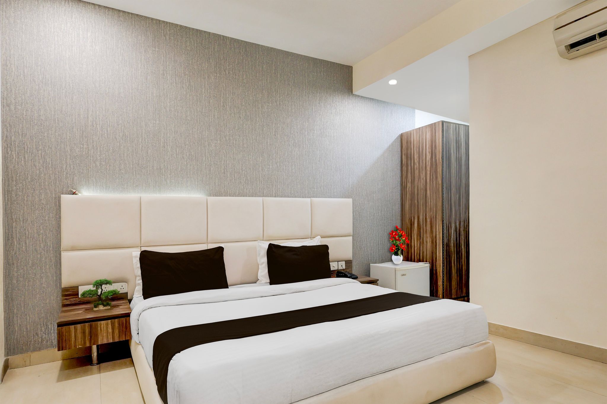 Super Townhouse Hotel Sec- 54 Golf Course Road Classic 14