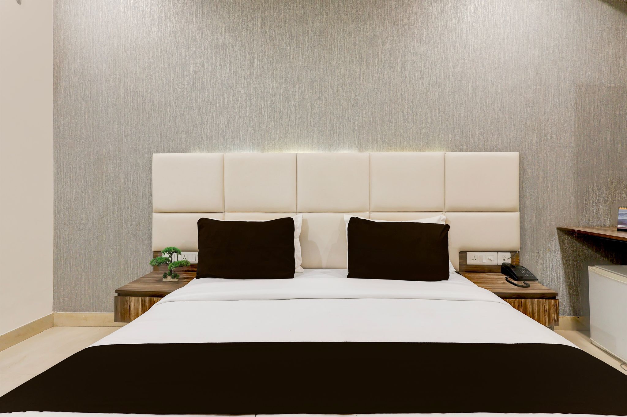 Super Townhouse Hotel Sec- 54 Golf Course Road Classic 13