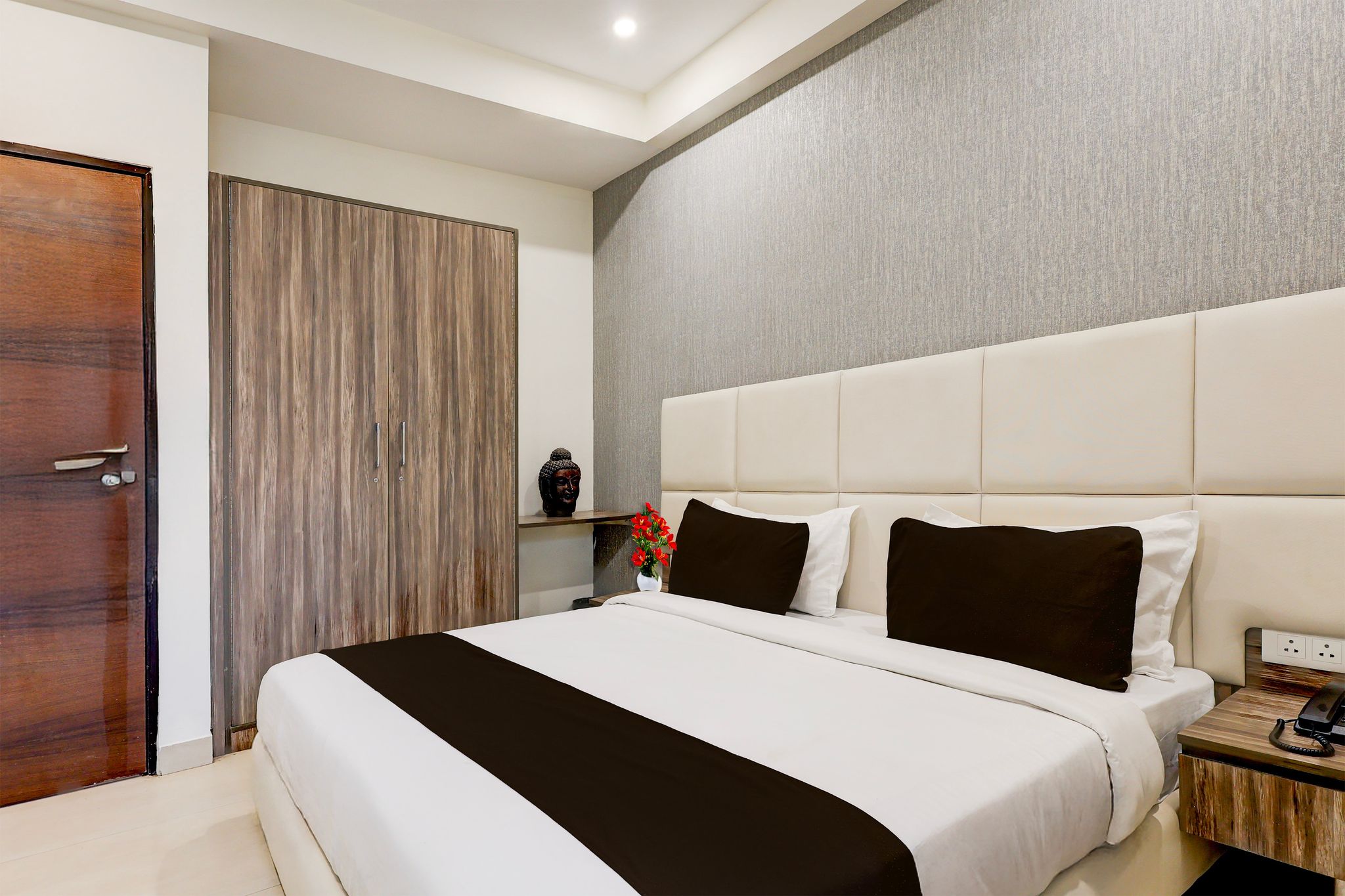 Super Townhouse Hotel Sec- 54 Golf Course Road Classic 11