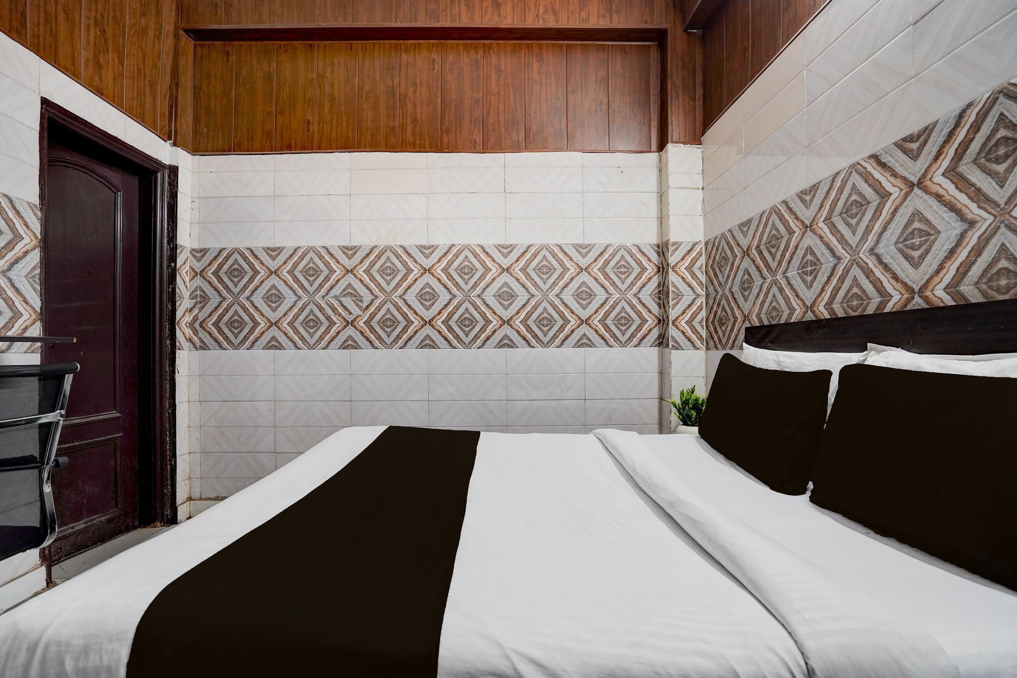 Collection O Hindon Airport Ghaziabad CLASSIC 4