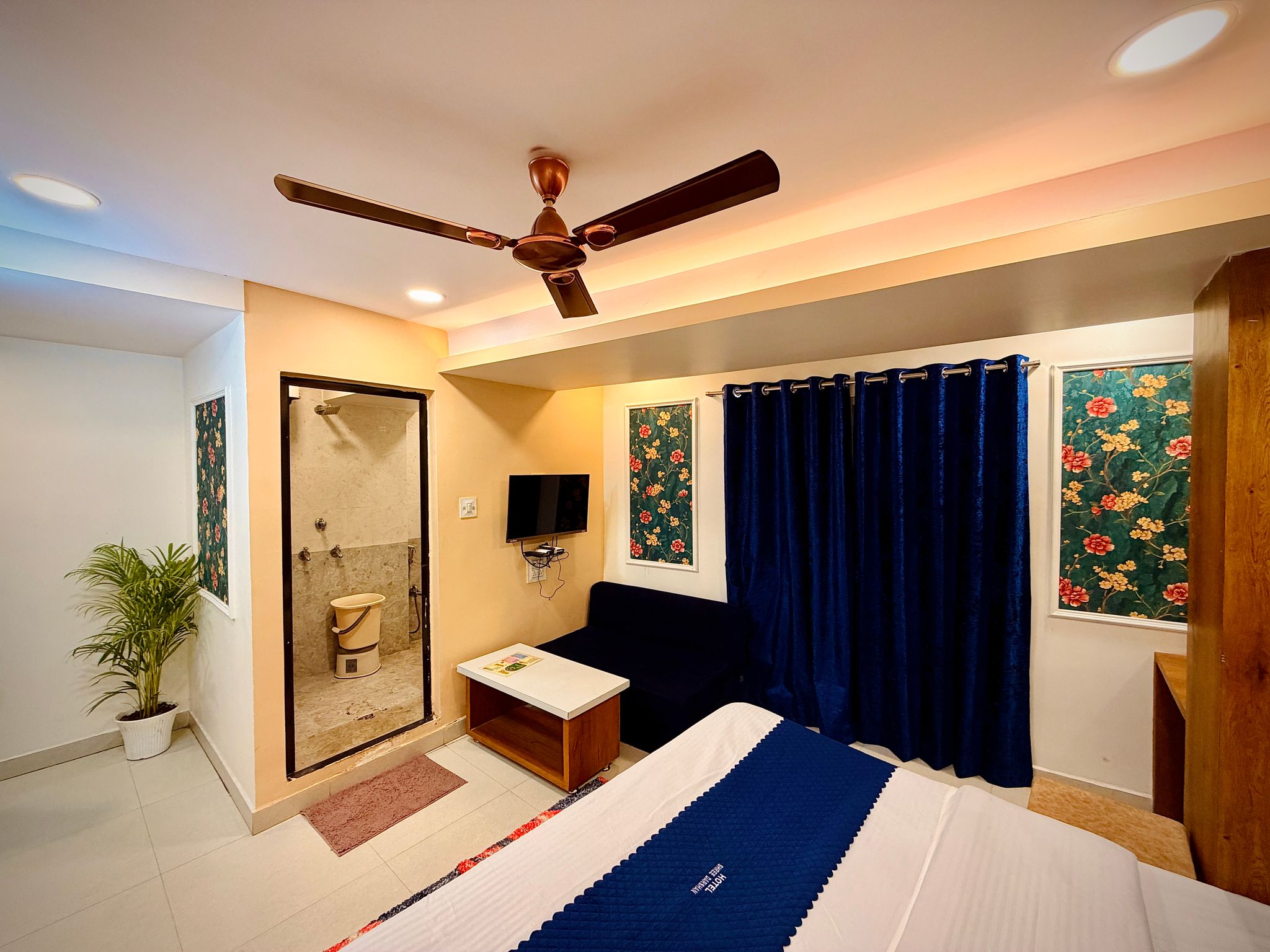 Hotel Shree Darshan - Near Mahakal Mandir Ujjain Deluxe Room 4