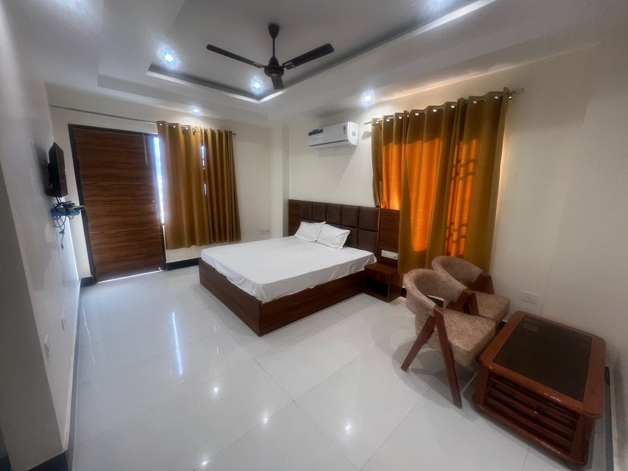 Hotel New Rajindera Palace Deluxe Room 4